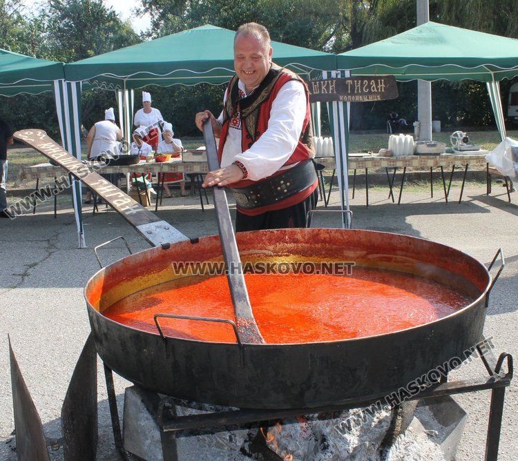 От 9 часа сутринта започна приготвянето  на лютеницата