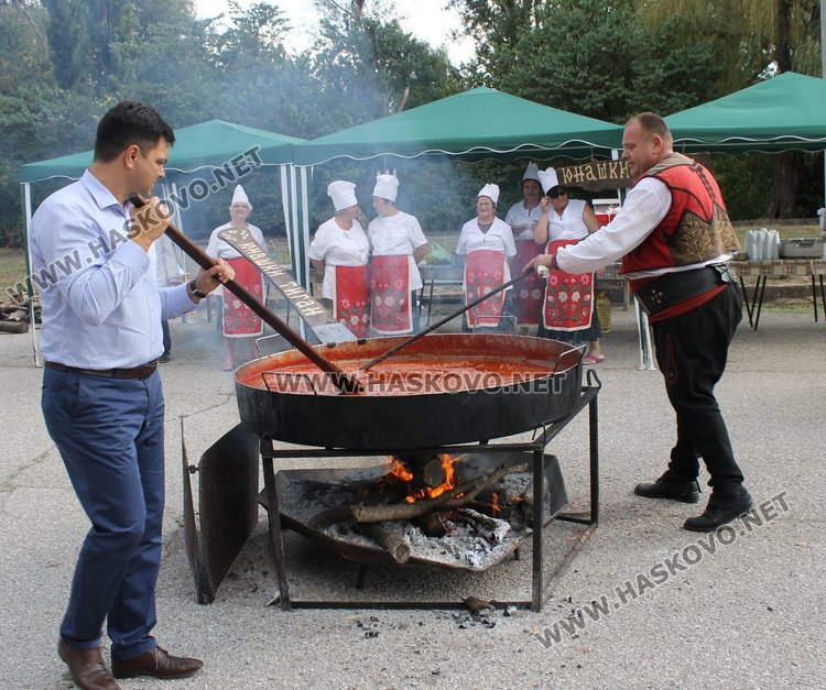 Приготвиха 500 кг. лютеница в големия тиган в парк "Марица"