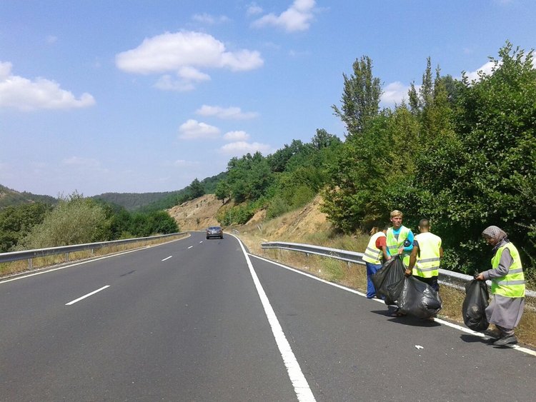 Десетки чували с боклуци събраха кирковчани край пътя от Маказа до спирка Подкова