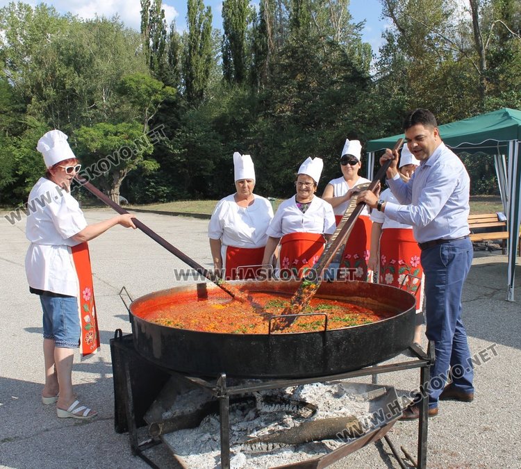 Приготвиха 500 кг. лютеница в големия тиган в парк "Марица"