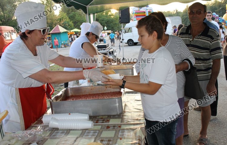 Приготвиха 500 кг. лютеница в големия тиган в парк "Марица"