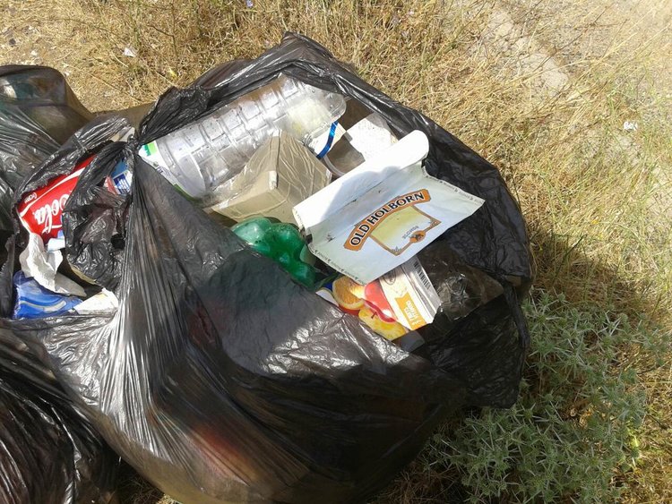 Десетки чували с боклуци събраха кирковчани край пътя от Маказа до спирка Подкова