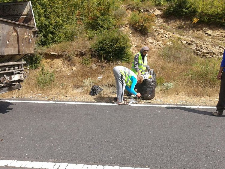 Десетки чували с боклуци събраха кирковчани край пътя от Маказа до спирка Подкова