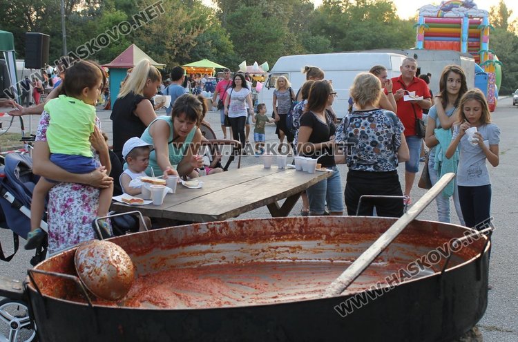 Приготвиха 500 кг. лютеница в големия тиган в парк "Марица"