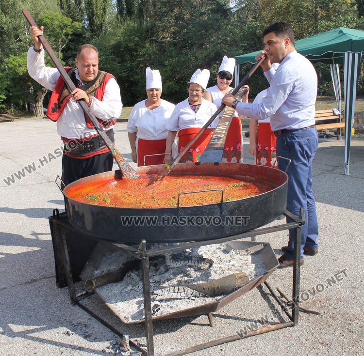 Приготвиха 500 кг. лютеница в големия тиган в парк "Марица"