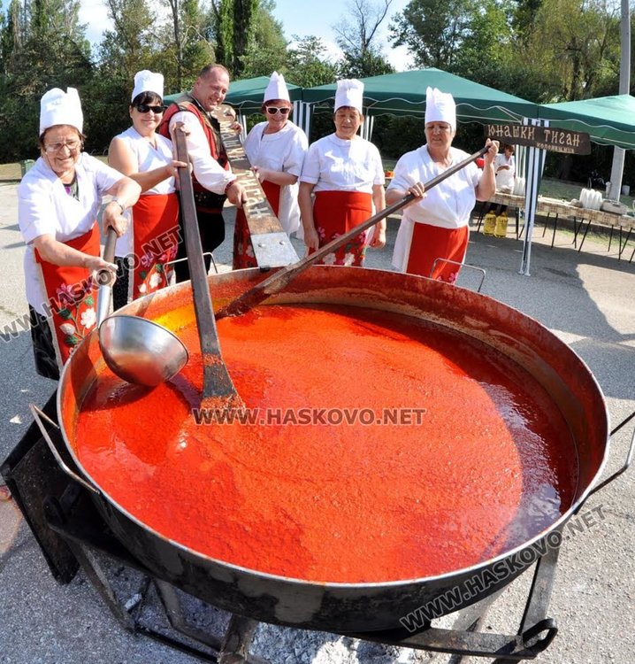 250 кг. домати, 200 кг.печени чушки, 40 кг. моркови, 60 кг.патладжан, 20 кг.доматено пюре бяха продуктите