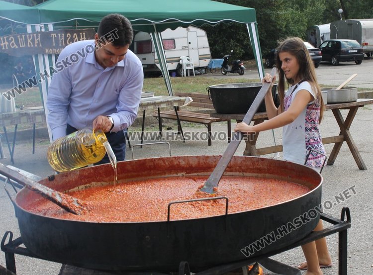 Помощ в подготовката оказа и 13-годишната Вивиън от ОУ "П.Славейков"