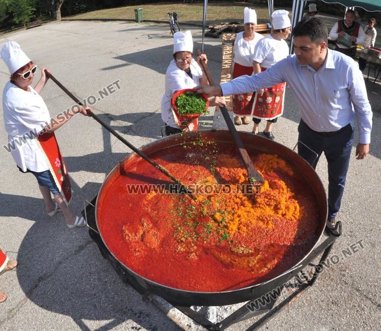 Приготвиха 500 кг. лютеница в големия тиган в парк "Марица"