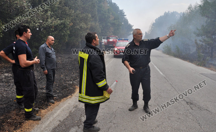 Пожарът в Сакар се разраства на 3 фронта, обхвана 10 000 дка