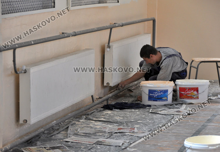 Усилени ремонти в Езиковата, вдигат нова ограда