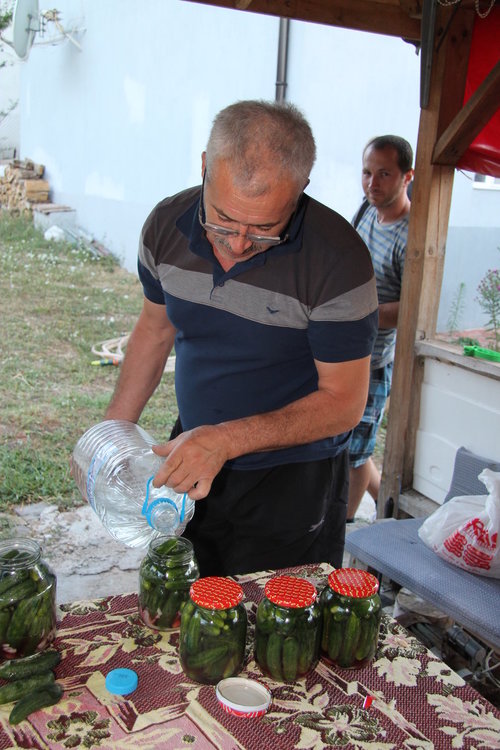 Казаните в Кьосево вече врат, семействата стягат зимнина