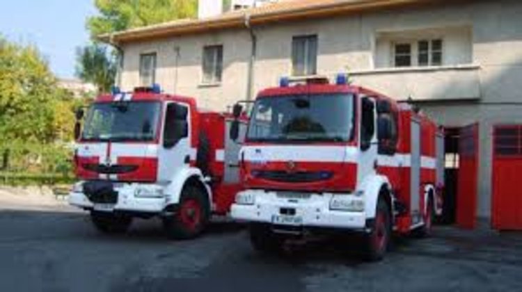 Огнеборци разчистваха опасни клони