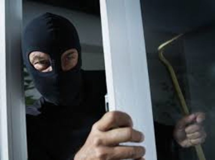 Бандити задигнаха злато и валута от две жилища 