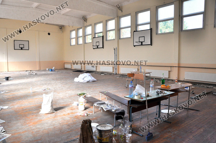 Усилени ремонти в Езиковата, вдигат нова ограда