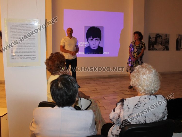 Филмът бе прожектиран в една от залите на галерията