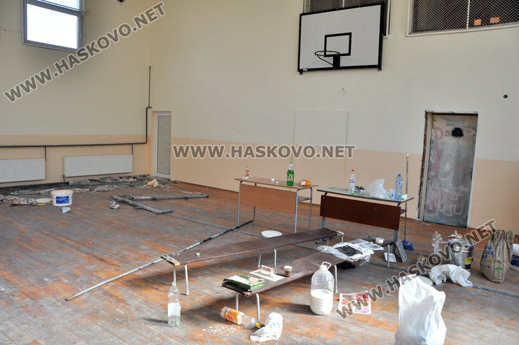 Усилени ремонти в Езиковата, вдигат нова ограда