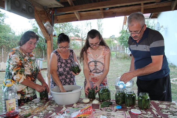Казаните в Кьосево вече врат, семействата стягат зимнина