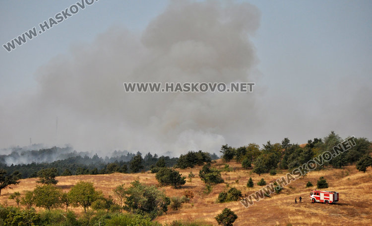 Пожарът в Сакар се разраства на 3 фронта, обхвана 10 000 дка