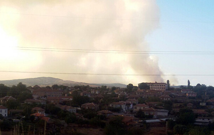 Пожарът в Сакар се разраства на 3 фронта, обхвана 10 000 дка