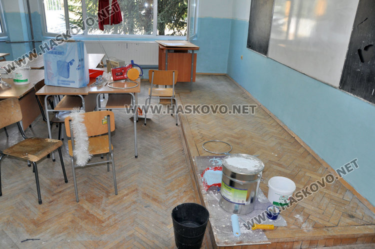 Усилени ремонти в Езиковата, вдигат нова ограда