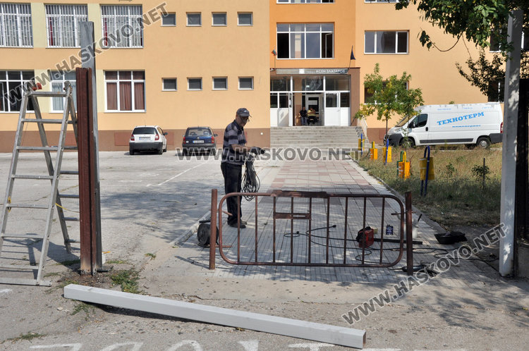 Усилени ремонти в Езиковата, вдигат нова ограда