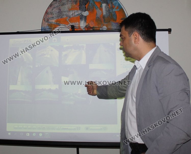 Кметът Иво Димов показва къде са разположени камерите