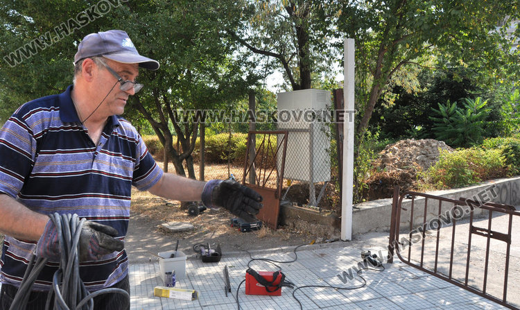 Усилени ремонти в Езиковата, вдигат нова ограда