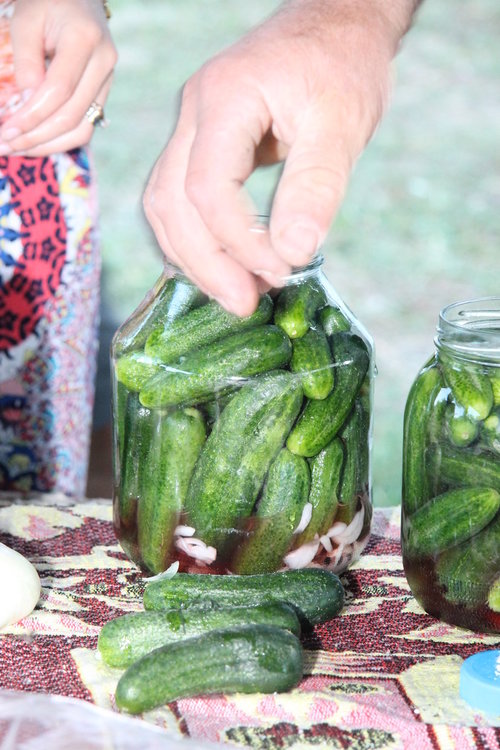 Казаните в Кьосево вече врат, семействата стягат зимнина