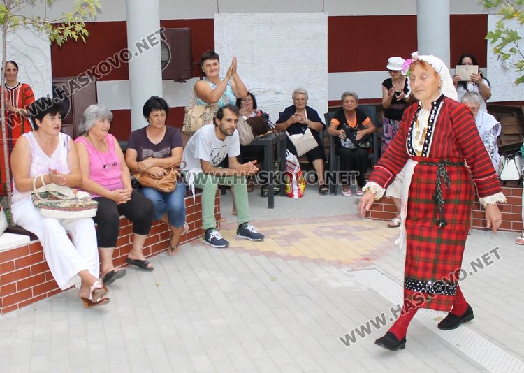 100- годишни носии демонстрираха в димитровградския музей