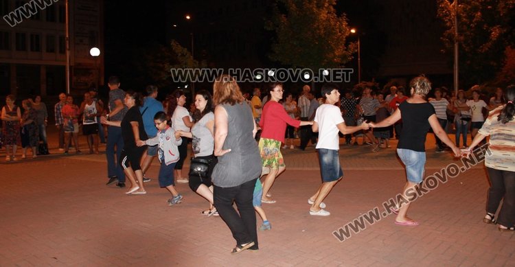 Още в началото на концерта присъстващите на площада се хванаха на хоро
