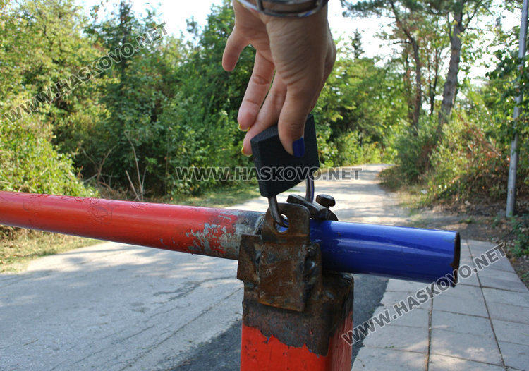 Вандали трошат бариерата на стадиона, заснемат ги с камера (видео)