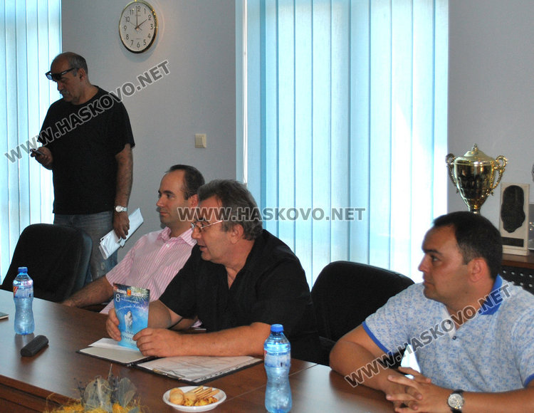 Изненадващо на консултациите в общината се появи и зам.-шефът на Атака Павел Шопов (правият с телефон в ръка)