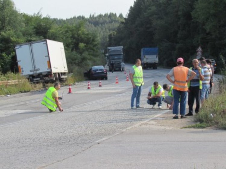 5-ма румънци ранени след челен удар в камион