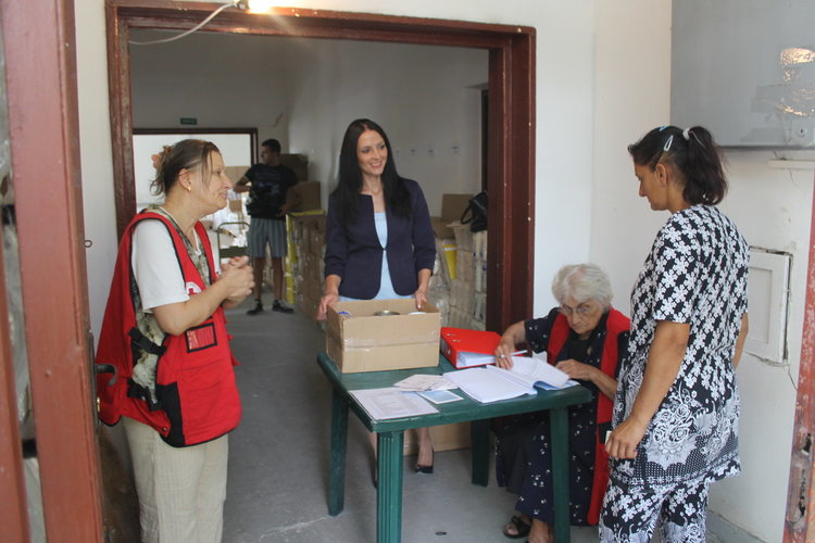 Доброволци на БЧК раздават хранителни продукти на 7 321 най-нуждаещи се жители на областта