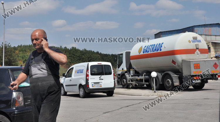 Теч на газ на бензиностанция затвори пътя Хасково - Димитровград 