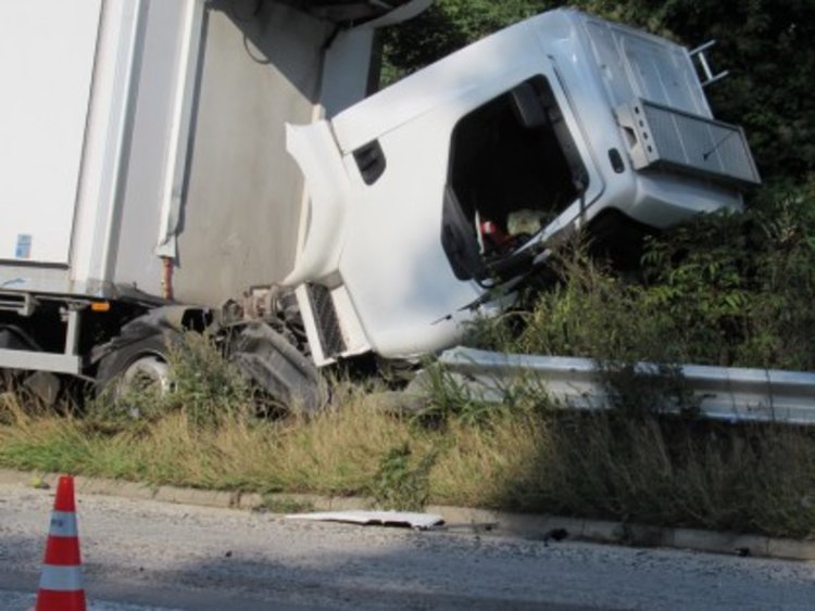 5-ма румънци ранени след челен удар в камион