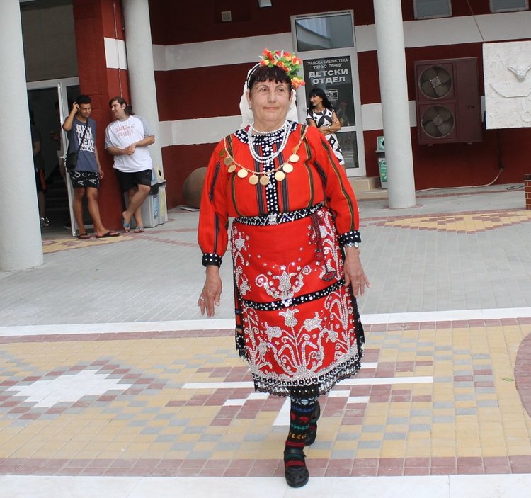 100- годишни носии демонстрираха в димитровградския музей