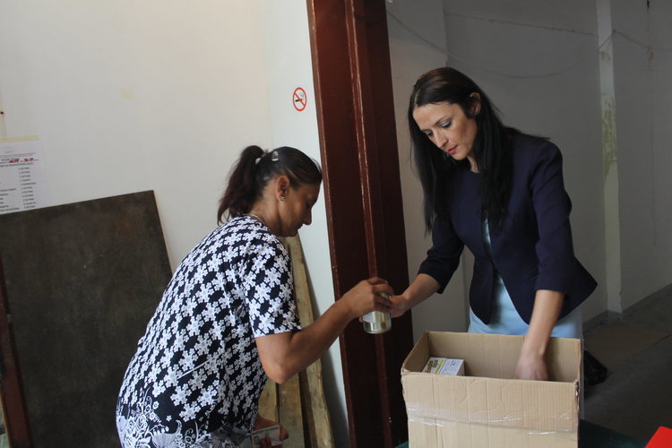 Доброволци на БЧК раздават хранителни продукти на 7 321 най-нуждаещи се жители на областта