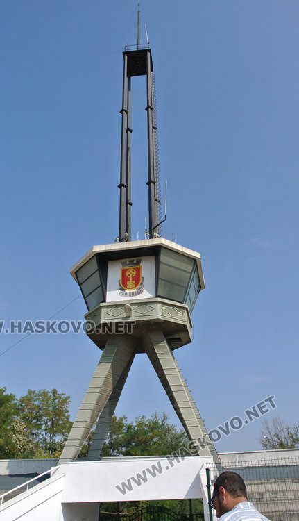 Вандали трошат бариерата на стадиона, заснемат ги с камера (видео)