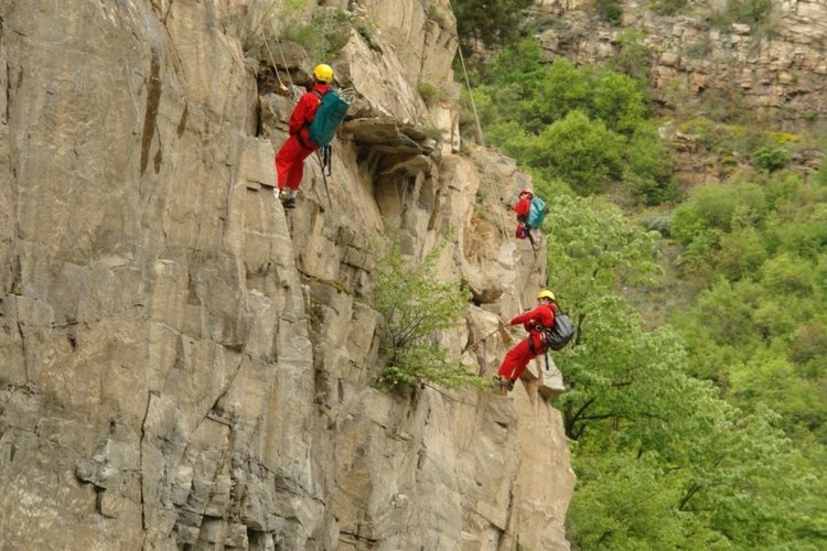 За улеснение на трафика през почивните дни спира укрепването на скатове по пътя Асеновград-Смолян