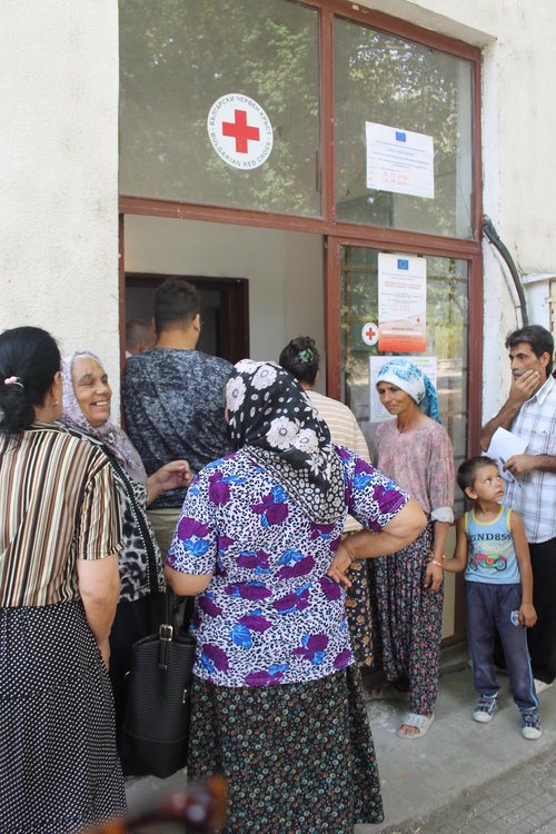 Доброволци на БЧК раздават хранителни продукти на 7 321 най-нуждаещи се жители на областта