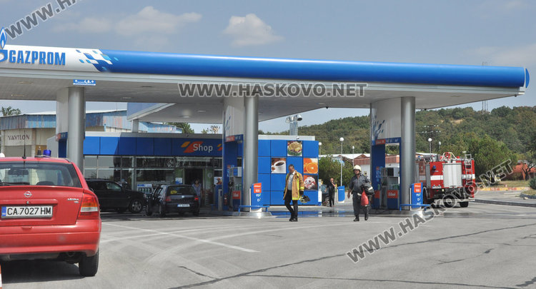Теч на газ на бензиностанция затвори пътя Хасково - Димитровград 