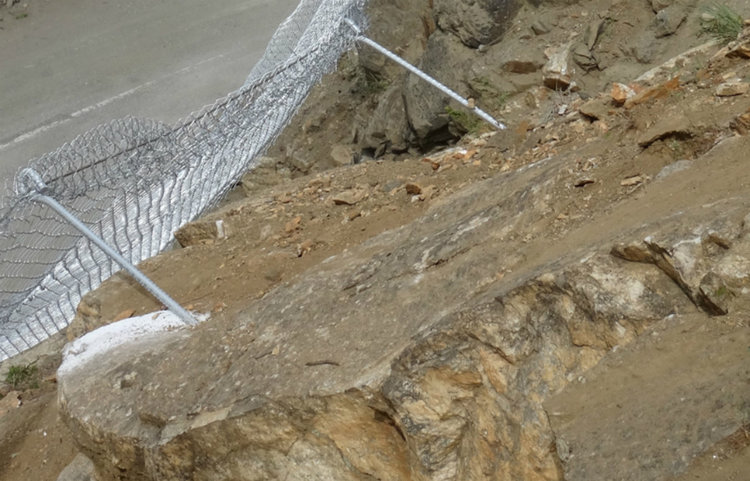 За почивните дни: Спират обрушването на скатове пътя Асеновград - Смолян 