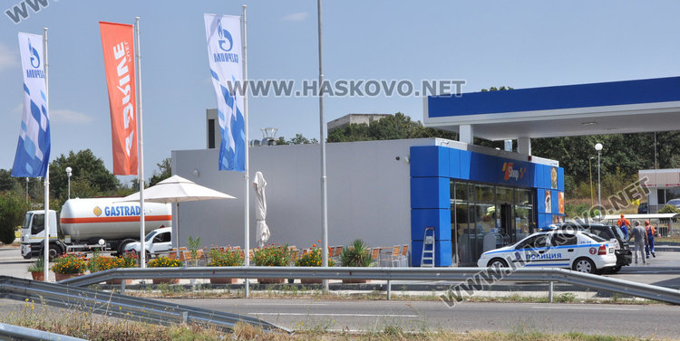 Теч на газ на бензиностанция затвори пътя Хасково - Димитровград 
