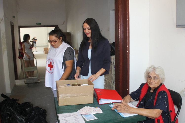 Доброволци на БЧК раздават хранителни продукти на 7 321 най-нуждаещи се жители на областта