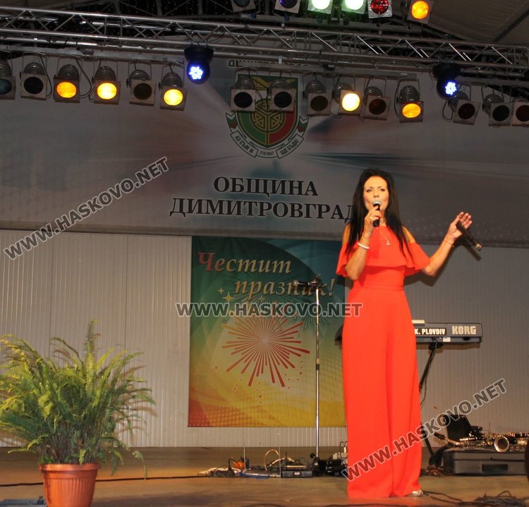 Гласовитата изпълнителка поздрави жителите на Общината с празника и им пожела здраве