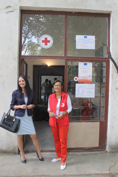 Доброволци на БЧК раздават хранителни продукти на 7 321 най-нуждаещи се жители на областта