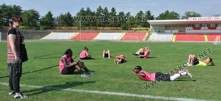 Треньорът Елена Станкова (вляво)