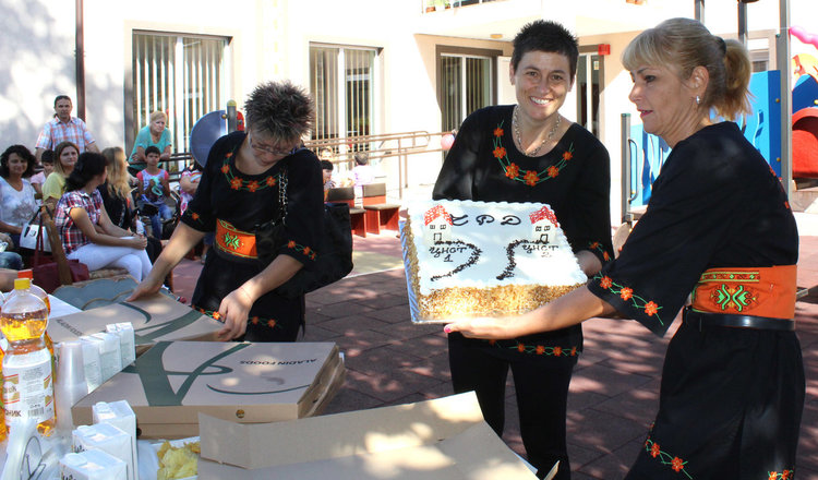 Кметът подари колела на деца с увреждания  