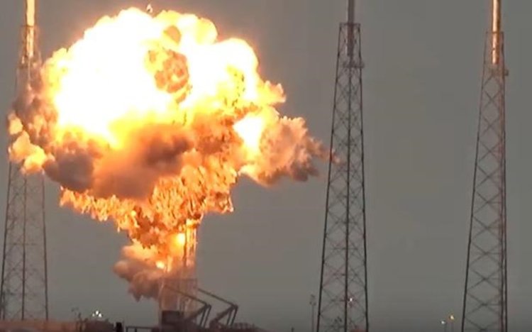 Експлозия при изстрелването на ракетата на SpaceX унищожи сателит за 200 млн. долара (видео)